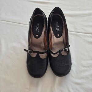 Mudd Black Faux Leather Mary Jane Heels T Strap Buckle Round Toe Scalloped Trim